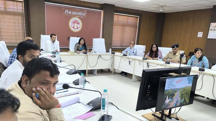 खरगोनः सड़क दुर्घटनाओं को रोकने कमेटी ऑन रोड़ सेफ्टी की हुई बैठक खरगोनः सड़क दुर्घटनाओं को रोकने कमेटी ऑन रोड़ सेफ्टी की हुई बैठक