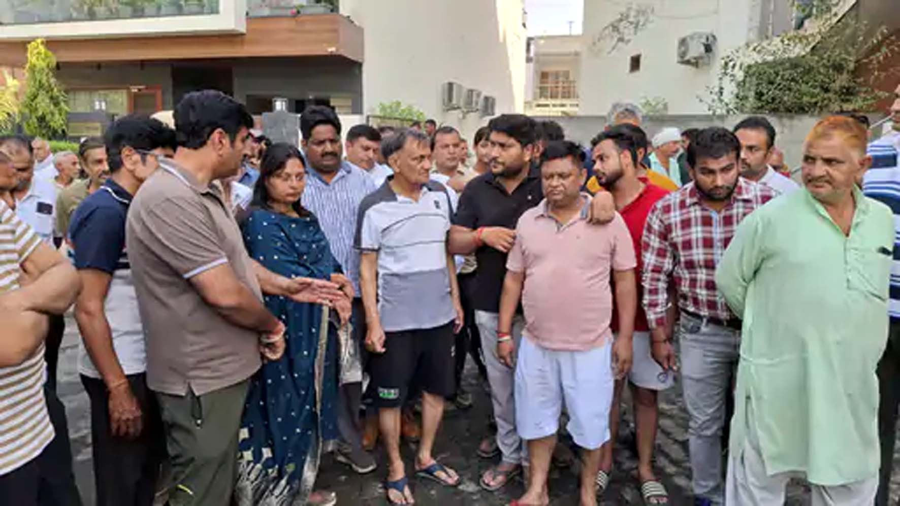 प्रभावित लोगों से बातचीत करते एसडीएम ज्योति मित्तल। प्रभावित लोगों से बातचीत करते एसडीएम ज्योति मित्तल।