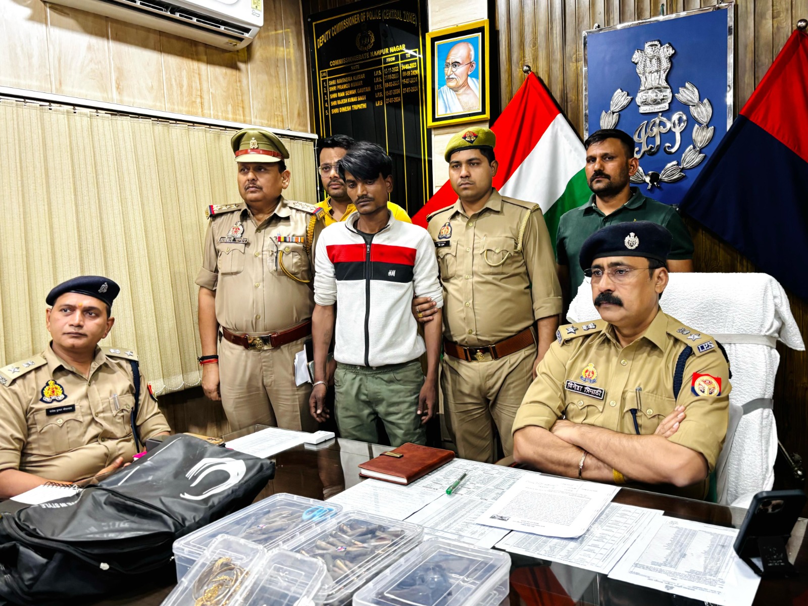 पुलिस की गिरफ्त में शातिर चोर पुलिस की गिरफ्त में शातिर चोर