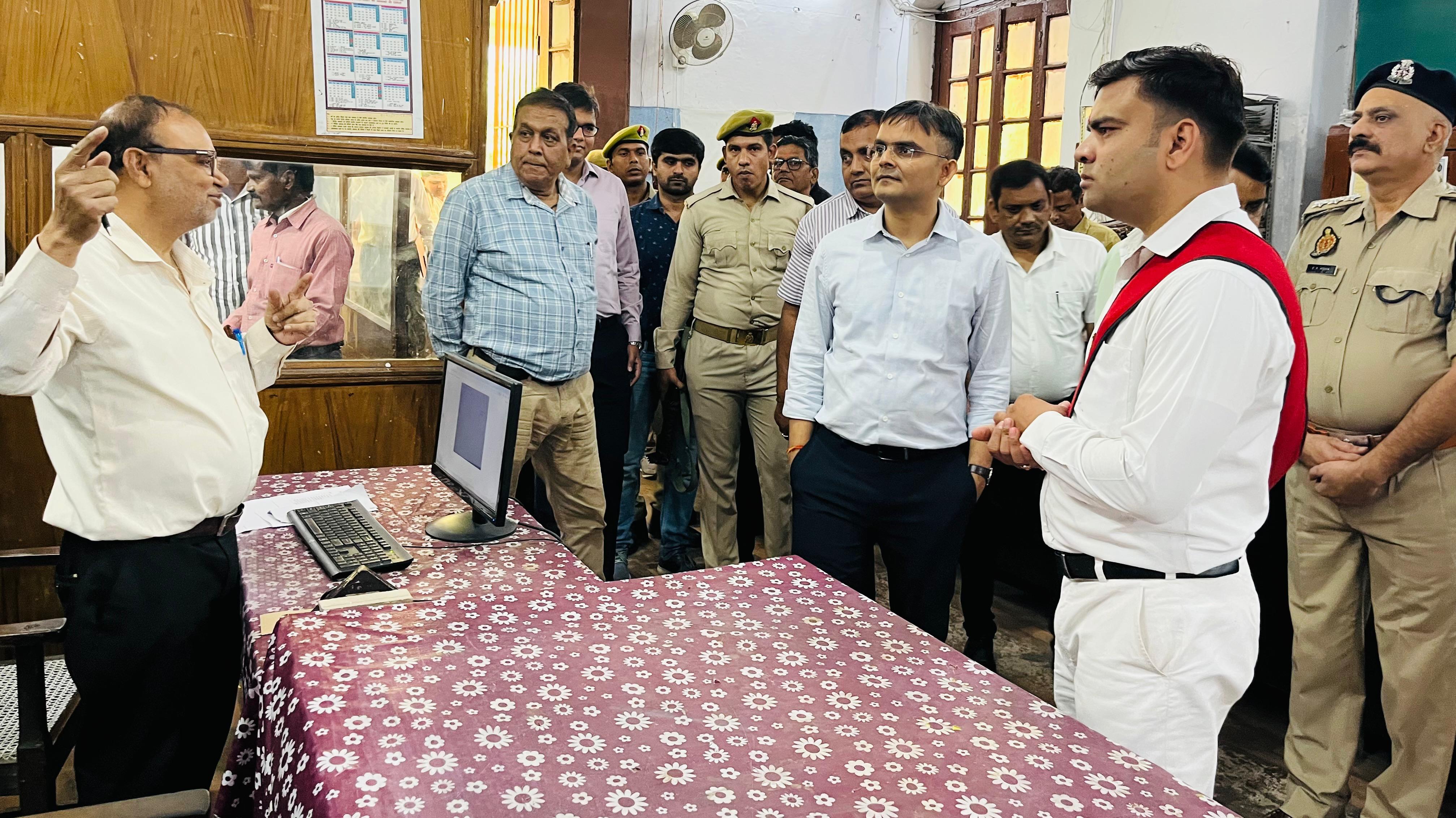 जिलाधिकारी निरीक्षण करते हुए जिलाधिकारी निरीक्षण करते हुए