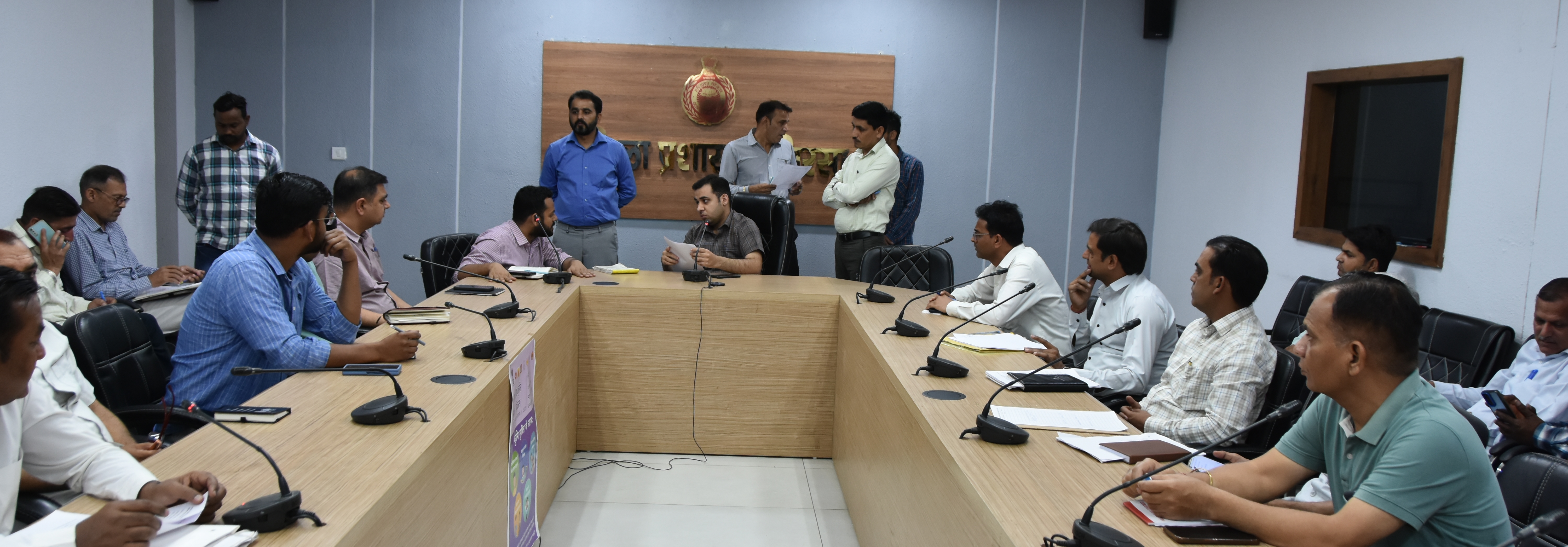 अधिकारियों के साथ बैठक करते नगराधीश। अधिकारियों के साथ बैठक करते नगराधीश।