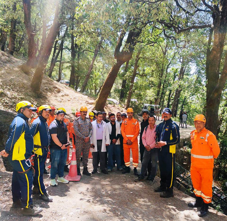 रोपवे में आयोजित मॉक ड्रिल में शामिल अधिकारी व कर्मचारी। रोपवे में आयोजित मॉक ड्रिल में शामिल अधिकारी व कर्मचारी।