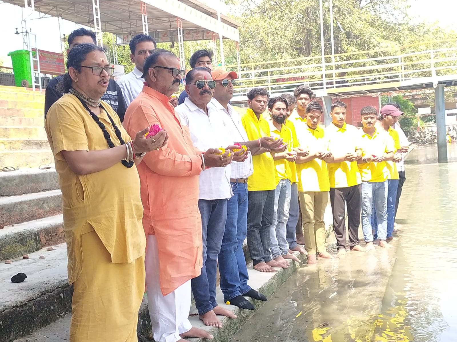 श्रद्धांजलि देते बजरंग अखाड़े के कार्यकर्ता
