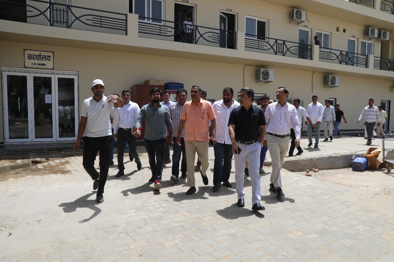 होडल अनाज मंडी में निरीक्षण करते डीसी व अन्य अधिकारी। होडल अनाज मंडी में निरीक्षण करते डीसी व अन्य अधिकारी।