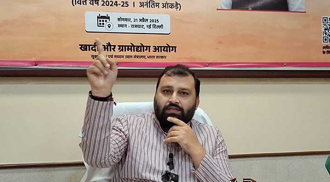 केवीआईसी के अध्यक्ष मनोज कुमार केवीआईसी के अध्यक्ष मनोज कुमार