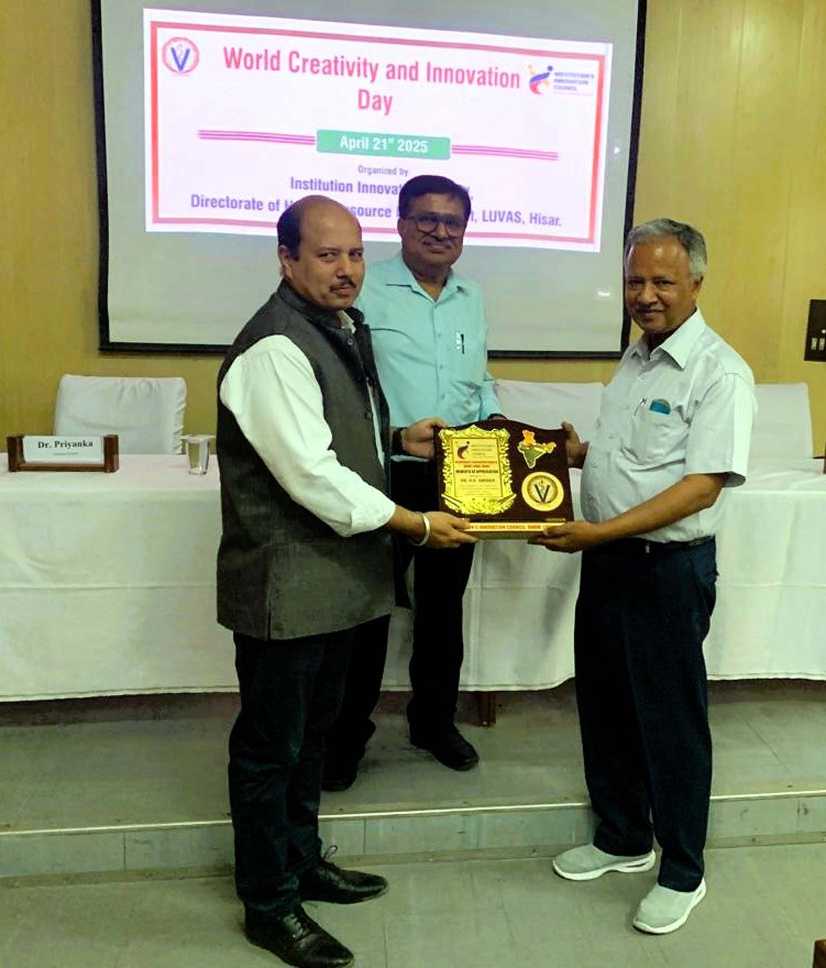 उत्कृष्ट कार्य करने वालों को सम्मानित करते अधिकारी। उत्कृष्ट कार्य करने वालों को सम्मानित करते अधिकारी।