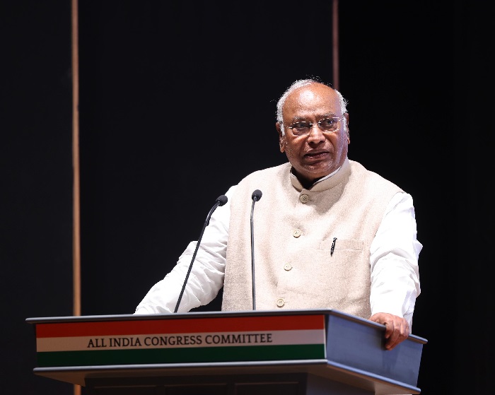 नई दिल्लीः कांग्रेस मुख्यालय इंदिरा भवन में गुरुवार को 13 राज्यों और 3 केंद्र शासित प्रदेशों के पार्टी जिलाध्यक्षों को सम्बोधित करते पार्टी अध्यक्ष मल्लिकार्जुन खरगे नई दिल्लीः कांग्रेस मुख्यालय इंदिरा भवन में गुरुवार को 13 राज्यों और 3 केंद्र शासित प्रदेशों के पार्टी जिलाध्यक्षों को सम्बोधित करते पार्टी अध्यक्ष मल्लिकार्जुन खरगे