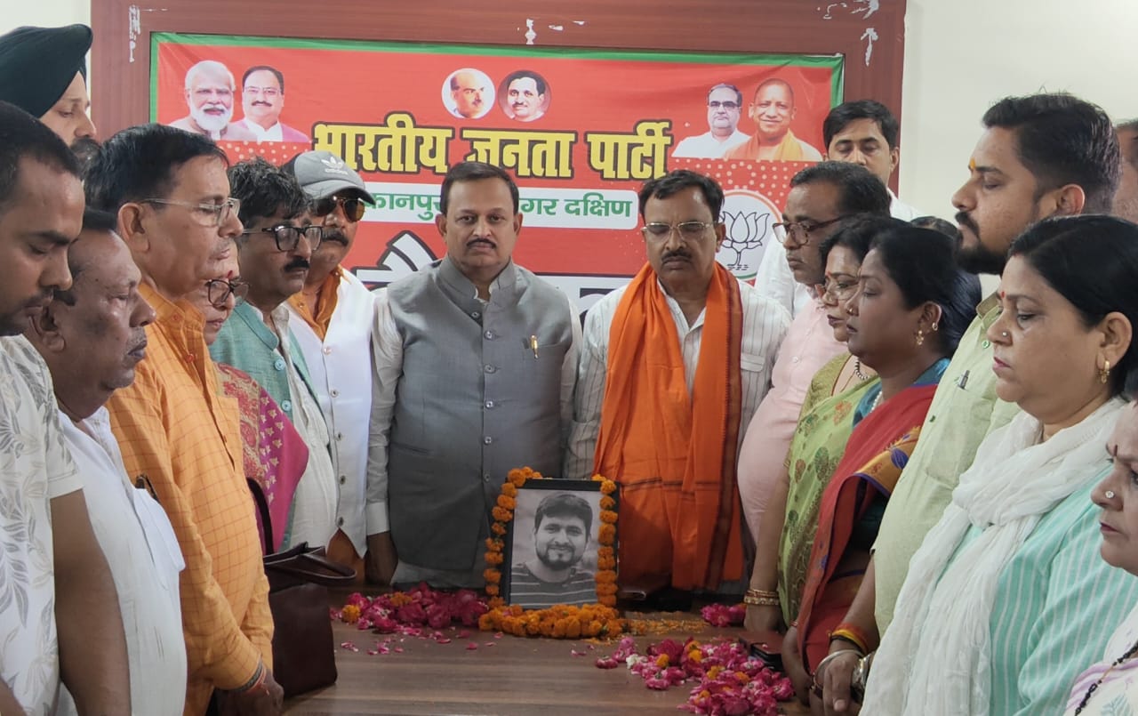 भाजपा कार्यालय में श्रद्धांजलि अर्पित करते सांसद व अन्य भाजपा कार्यालय में श्रद्धांजलि अर्पित करते सांसद व अन्य