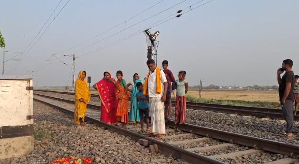 मौके पर मौजूद लोग मौके पर मौजूद लोग
