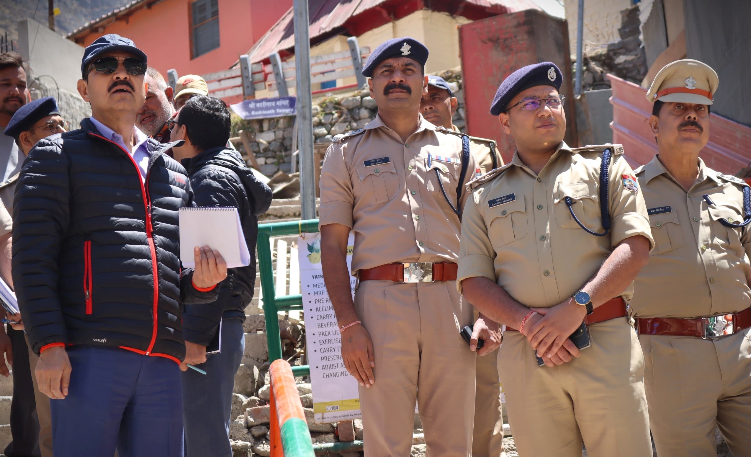 बदरीनाथ धाम में यात्रा व्यवस्थाओं को जायजा लेते हुए आईजी। बदरीनाथ धाम में यात्रा व्यवस्थाओं को जायजा लेते हुए आईजी।