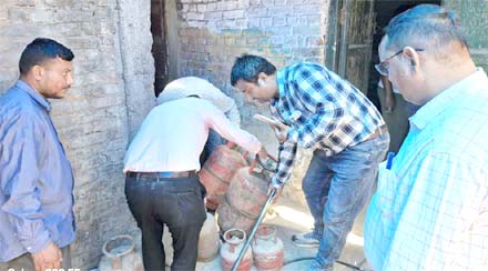बनभूलपुरा में अवैध गैस रिफिलिंग पर पूर्ति विभाग का छापा, आरोपी हुआ फरार बनभूलपुरा में अवैध गैस रिफिलिंग पर पूर्ति विभाग का छापा, आरोपी हुआ फरार