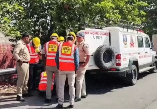 फायर सेफ्टी टीम राहत एवं बचाव कार्य करते हुए फायर सेफ्टी टीम राहत एवं बचाव कार्य करते हुए