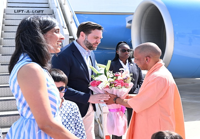 अमेरिकी उपराष्ट्रपति का स्वागत करते मुख्यमंत्री योगी अमेरिकी उपराष्ट्रपति का स्वागत करते मुख्यमंत्री योगी
