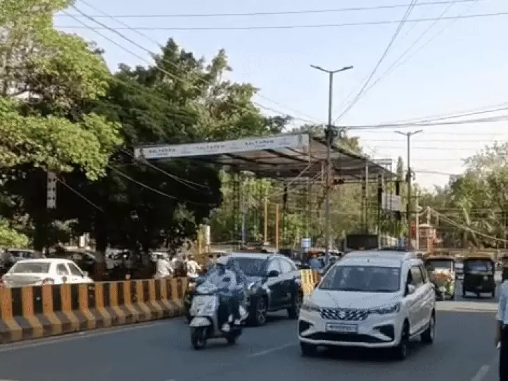 तेज गर्मी से राहगीरों को राहत देने इंदौर के चौराहों पर लगाए गए टेंट तेज गर्मी से राहगीरों को राहत देने इंदौर के चौराहों पर लगाए गए टेंट