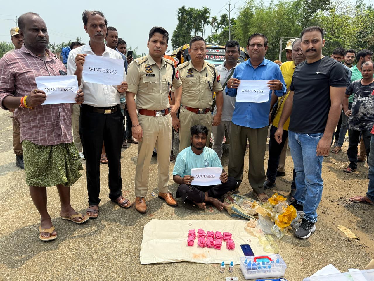 कछार पुलिस द्वारा जब्त ड्रग्स के साथ आरोपित की तस्वीर। कछार पुलिस द्वारा जब्त ड्रग्स के साथ आरोपित की तस्वीर।