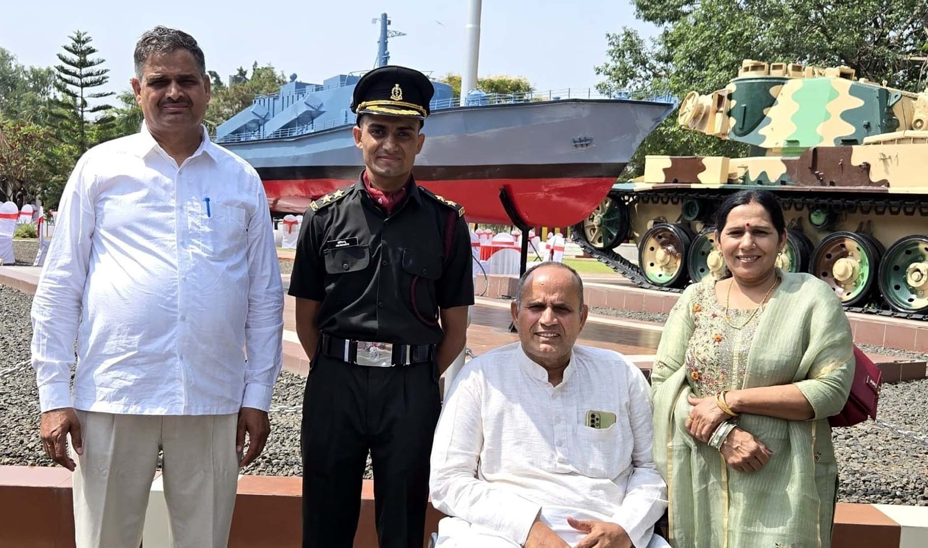 अपने माता-पिता व परिजनों के साथ अभिमन्यु बैनीवाल। अपने माता-पिता व परिजनों के साथ अभिमन्यु बैनीवाल।