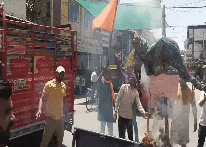 पहलगाम हमले के विरोध में मध्य प्रदेश में सड़कों पर उतरे लोग, आतंकवाद और पाकिस्तान के पुतले जलाए पहलगाम हमले के विरोध में मध्य प्रदेश में सड़कों पर उतरे लोग, आतंकवाद और पाकिस्तान के पुतले जलाए