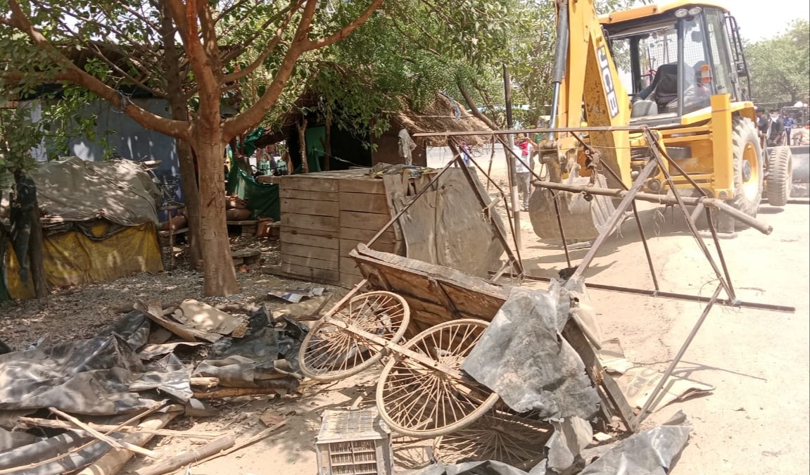 अवैध अतिक्रमण पर चलता प्रशासन का बुलडोजर अवैध अतिक्रमण पर चलता प्रशासन का बुलडोजर