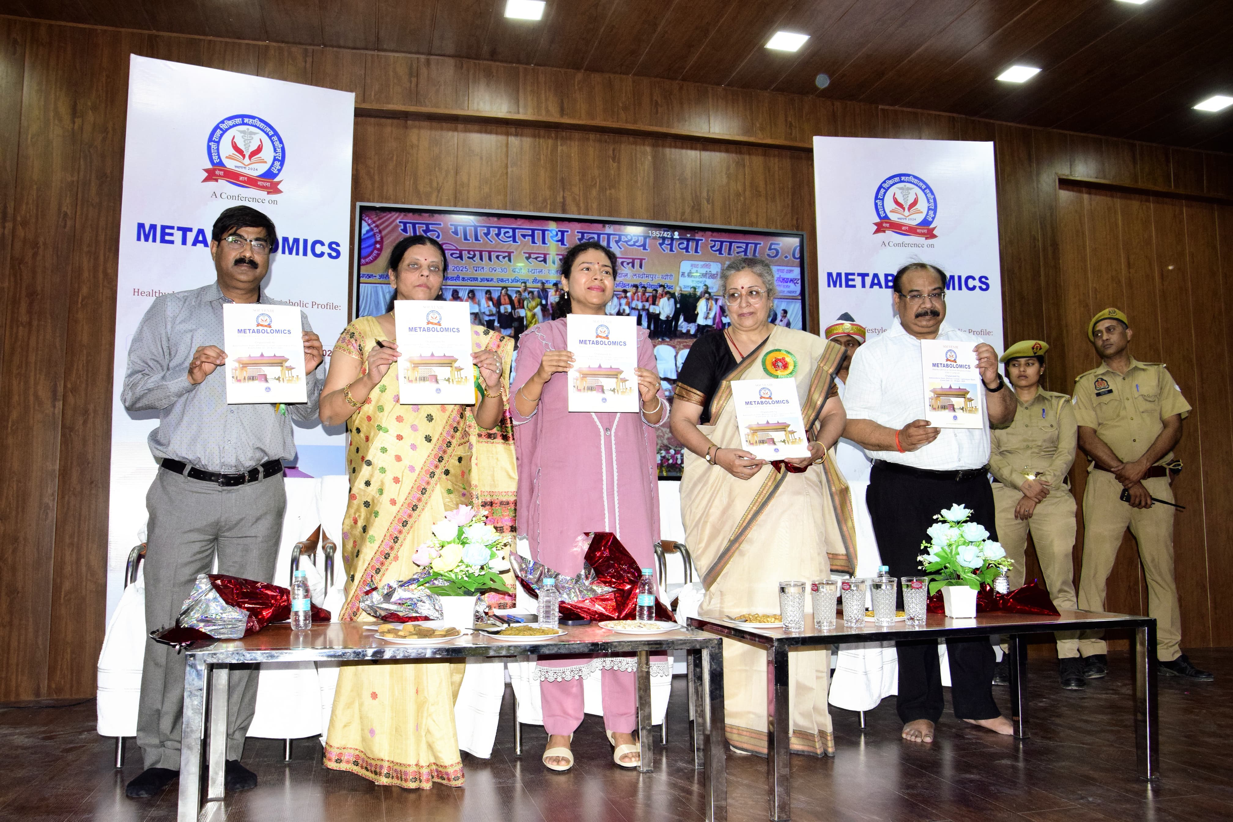 डीएम दुर्गा शक्ति नागपाल के साथ पुस्तक का विमोचन करते सीएमओ डॉ संतोष गुप्ता, सीएमएस फीमेल डॉ ज्योति मेहरोत्रा, प्रधानाचार्य डॉ वाणी गुप्ता व सीएमएस डॉ आरके कोली दाएं से बाएं