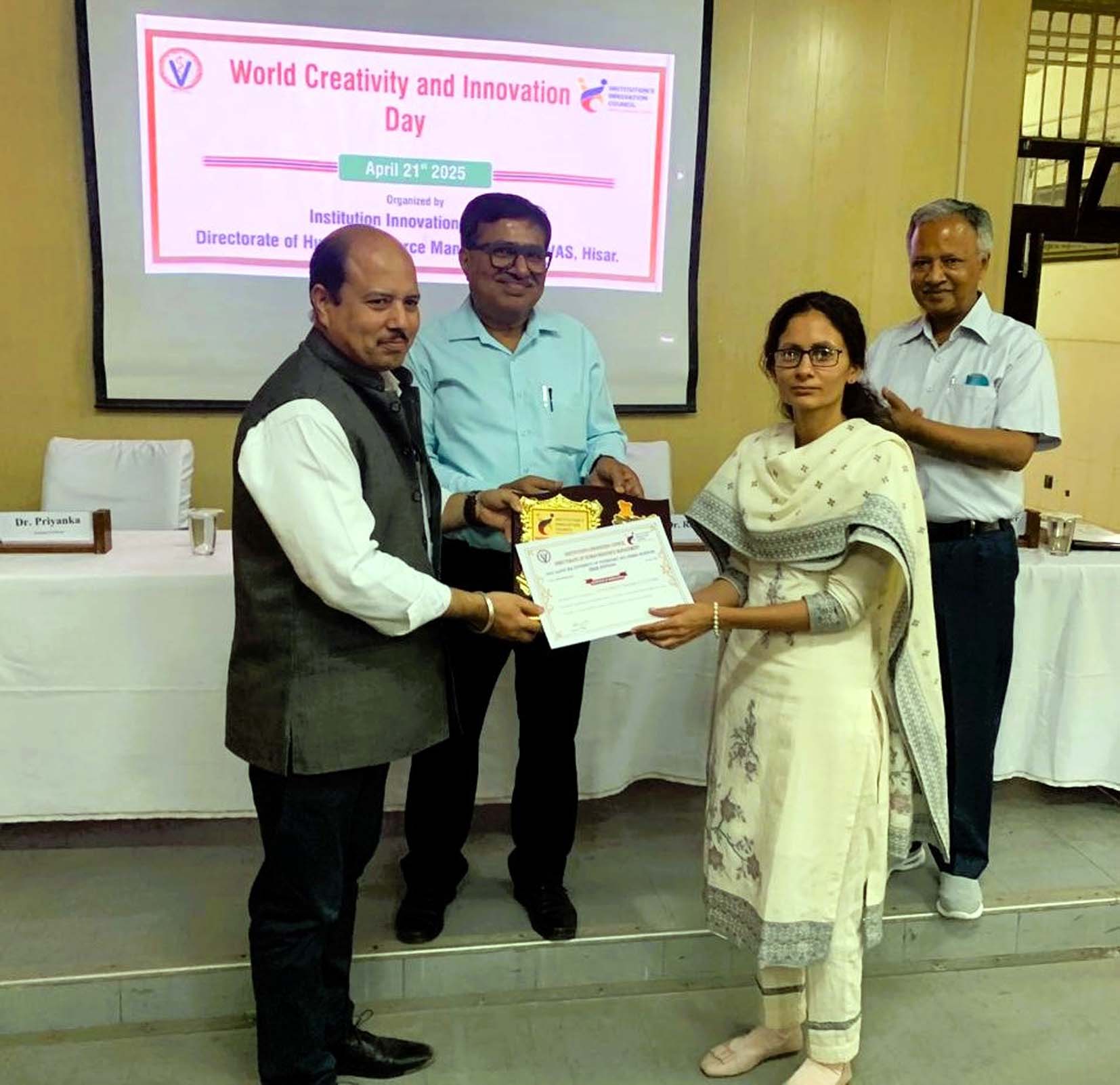 उत्कृष्ट कार्य करने वालों को सम्मानित करते अधिकारी। उत्कृष्ट कार्य करने वालों को सम्मानित करते अधिकारी।