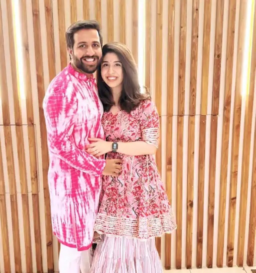 नीरज पत्नी आयुषी के साथ। नीरज पत्नी आयुषी के साथ।