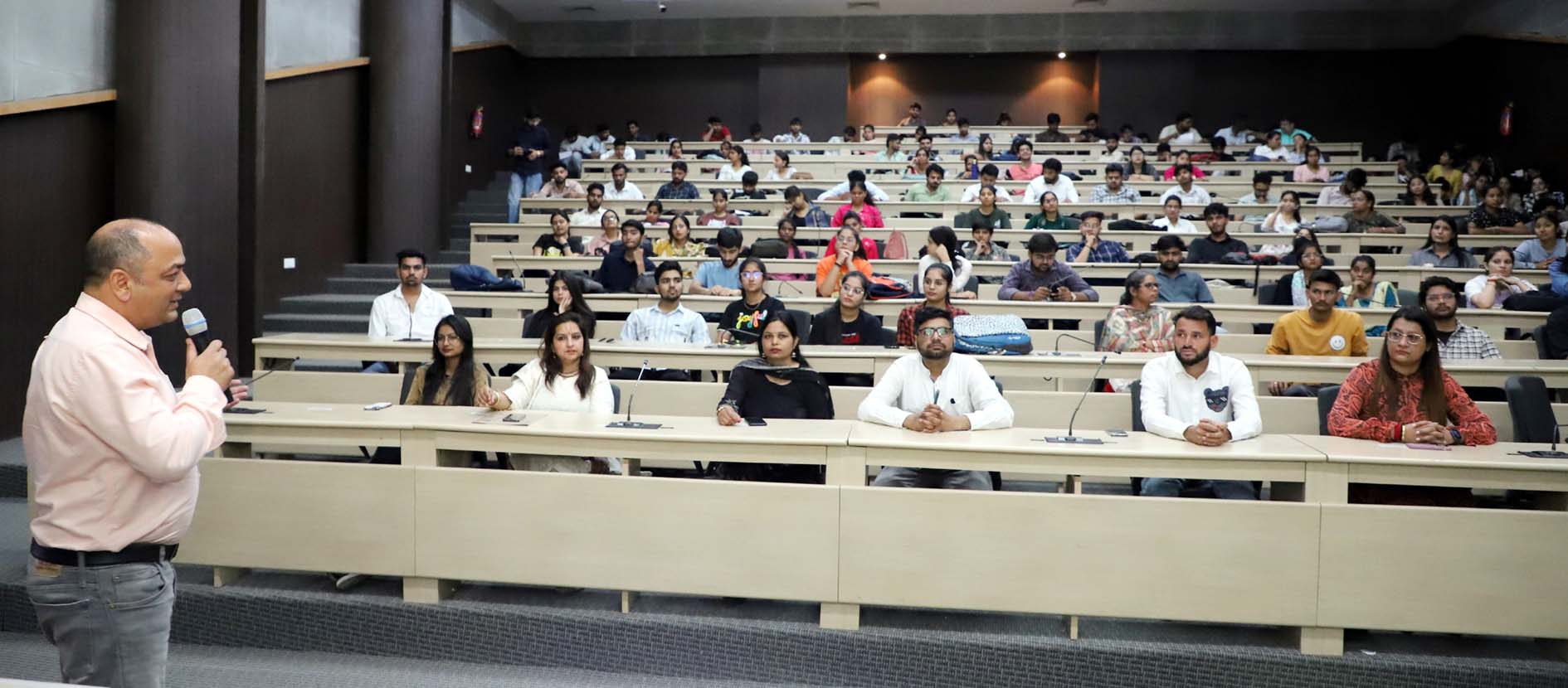 कार्यक्रम को सम्बोधित करते मुख्य वक्ता डा. विवेक गुप्ता। कार्यक्रम को सम्बोधित करते मुख्य वक्ता डा. विवेक गुप्ता।