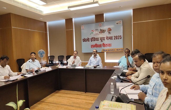 खेलों इंडिया यूथ गेम्स-2025 की तैयारियों को लेकर बैठक करते अधिकारीगण खेलों इंडिया यूथ गेम्स-2025 की तैयारियों को लेकर बैठक करते अधिकारीगण