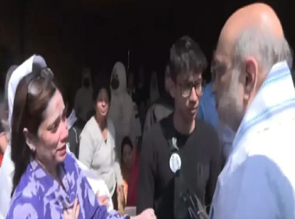 मृतक दिनेश मिरानिया की पत्नी और बच्चों से मिलकर अमित शाह ने सांत्वना दी मृतक दिनेश मिरानिया की पत्नी और बच्चों से मिलकर अमित शाह ने सांत्वना दी
