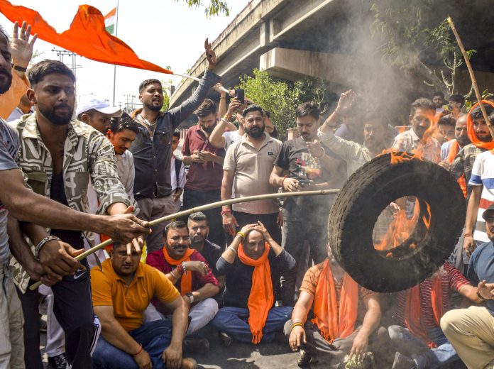 पहलगाम हमले के विरोध में जम्मू संभाग के राजनीतिक दलों, सामाजिक और धार्मिक संगठनों ने बड़े पैमाने पर किए विरोध प्रदर्शन पहलगाम हमले के विरोध में जम्मू संभाग के राजनीतिक दलों, सामाजिक और धार्मिक संगठनों ने बड़े पैमाने पर किए विरोध प्रदर्शन