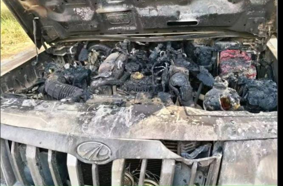 आग से क्षतिग्रस्त एपीओ की बोलोरो आग से क्षतिग्रस्त एपीओ की बोलोरो