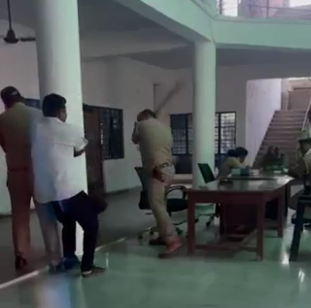 थानाध्यक द्वारा युवक को पीटते हुए थानाध्यक द्वारा युवक को पीटते हुए