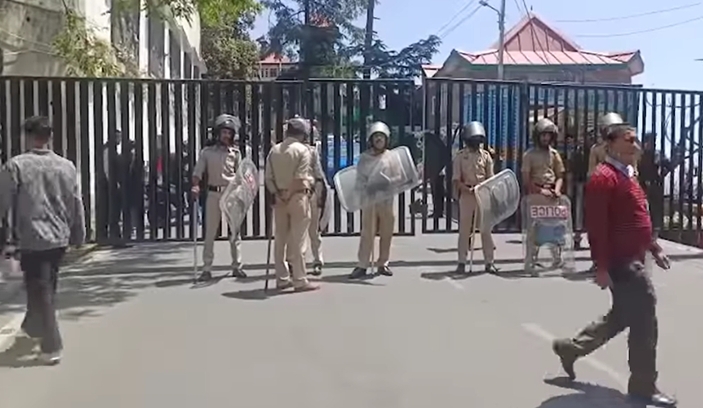 सचिवालय के बाहर प्रदर्शन सचिवालय के बाहर प्रदर्शन