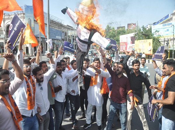 एवीबीपी कार्यकर्ताओं ने पाकिस्तान का प्रतीकात्मक पुतला फूंका एवीबीपी कार्यकर्ताओं ने पाकिस्तान का प्रतीकात्मक पुतला फूंका