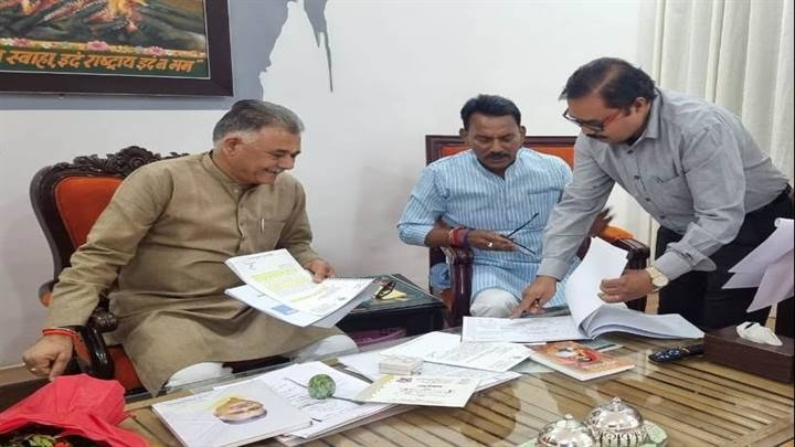 मंत्री सिलावट ने आयुष मंत्री परमार से की मुलाकात (फाइल फोटो) मंत्री सिलावट ने आयुष मंत्री परमार से की मुलाकात (फाइल फोटो)
