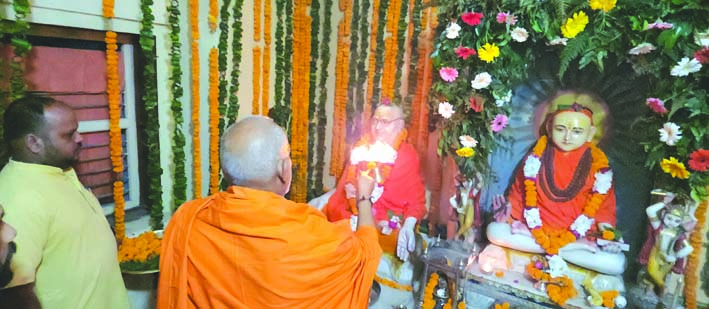 आश्रम में ब्रह्मलीन स्वामी महेश्वरानंद गिरि महाराज के श्रीविग्रह का पूजन करते हुए आश्रम में ब्रह्मलीन स्वामी महेश्वरानंद गिरि महाराज के श्रीविग्रह का पूजन करते हुए