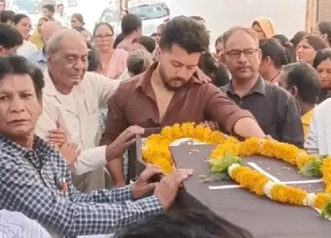 सुशील के घर पर अंतिम दर्शन और प्रार्थना सभा सुशील के घर पर अंतिम दर्शन और प्रार्थना सभा