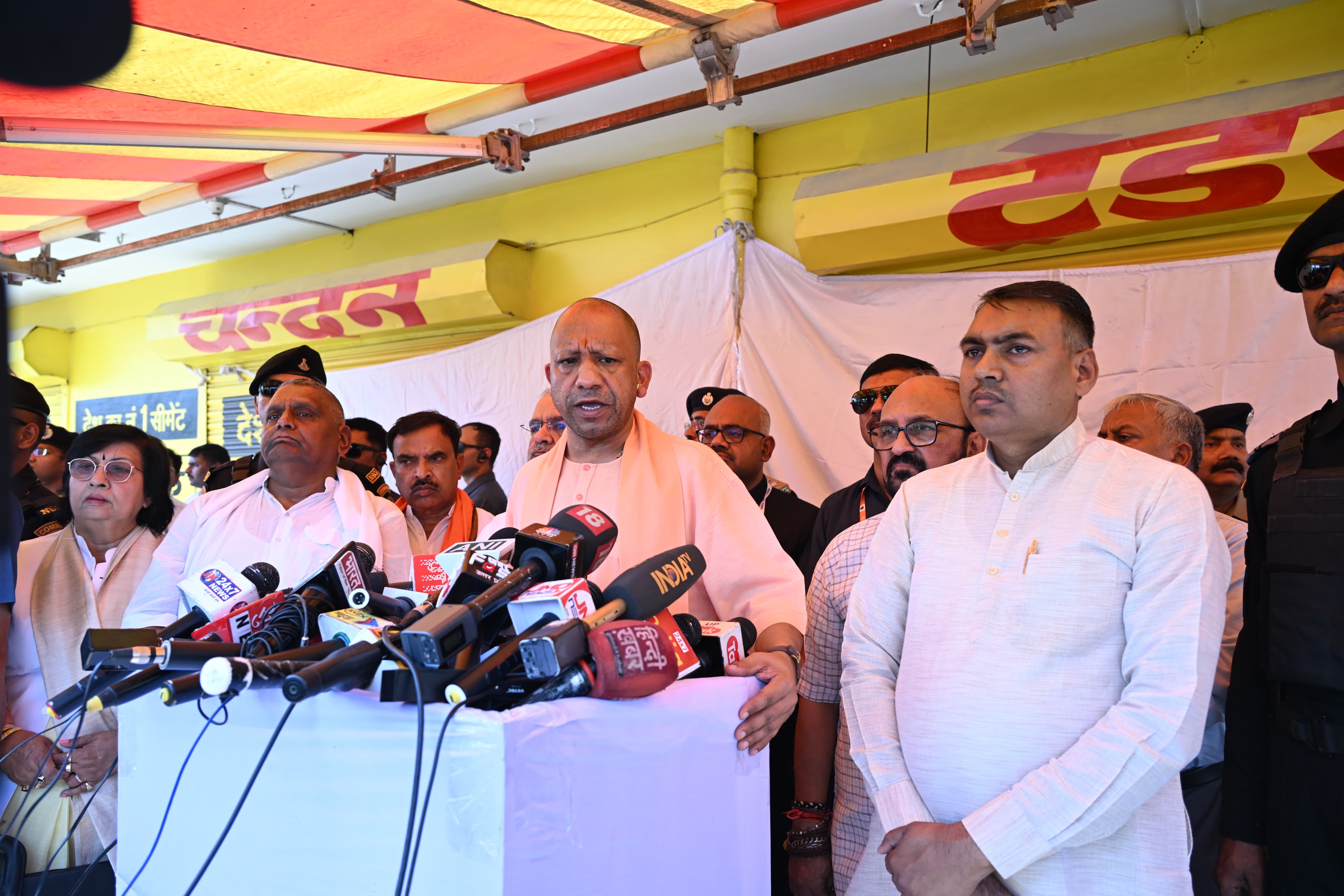 मीडिया को संबोधित करते मुख्यमंत्री योगी मीडिया को संबोधित करते मुख्यमंत्री योगी