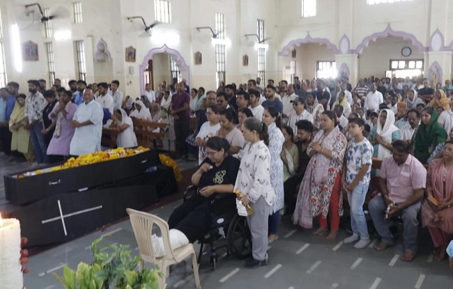 चर्च में प्रार्थना सभा चर्च में प्रार्थना सभा