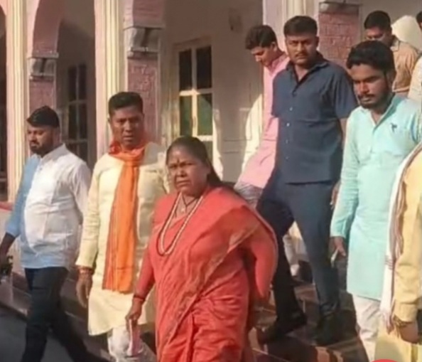सर्किट हाउस में साध्वी निरंजन ज्योति सर्किट हाउस में साध्वी निरंजन ज्योति