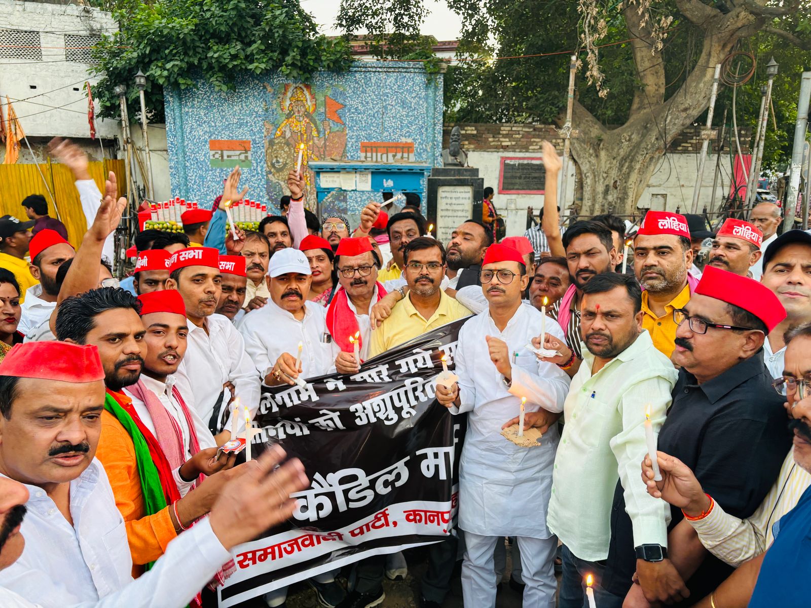 कैंडल. मार्च निकलते सपा नगर अध्यक्ष व अन्य कैंडल. मार्च निकलते सपा नगर अध्यक्ष व अन्य