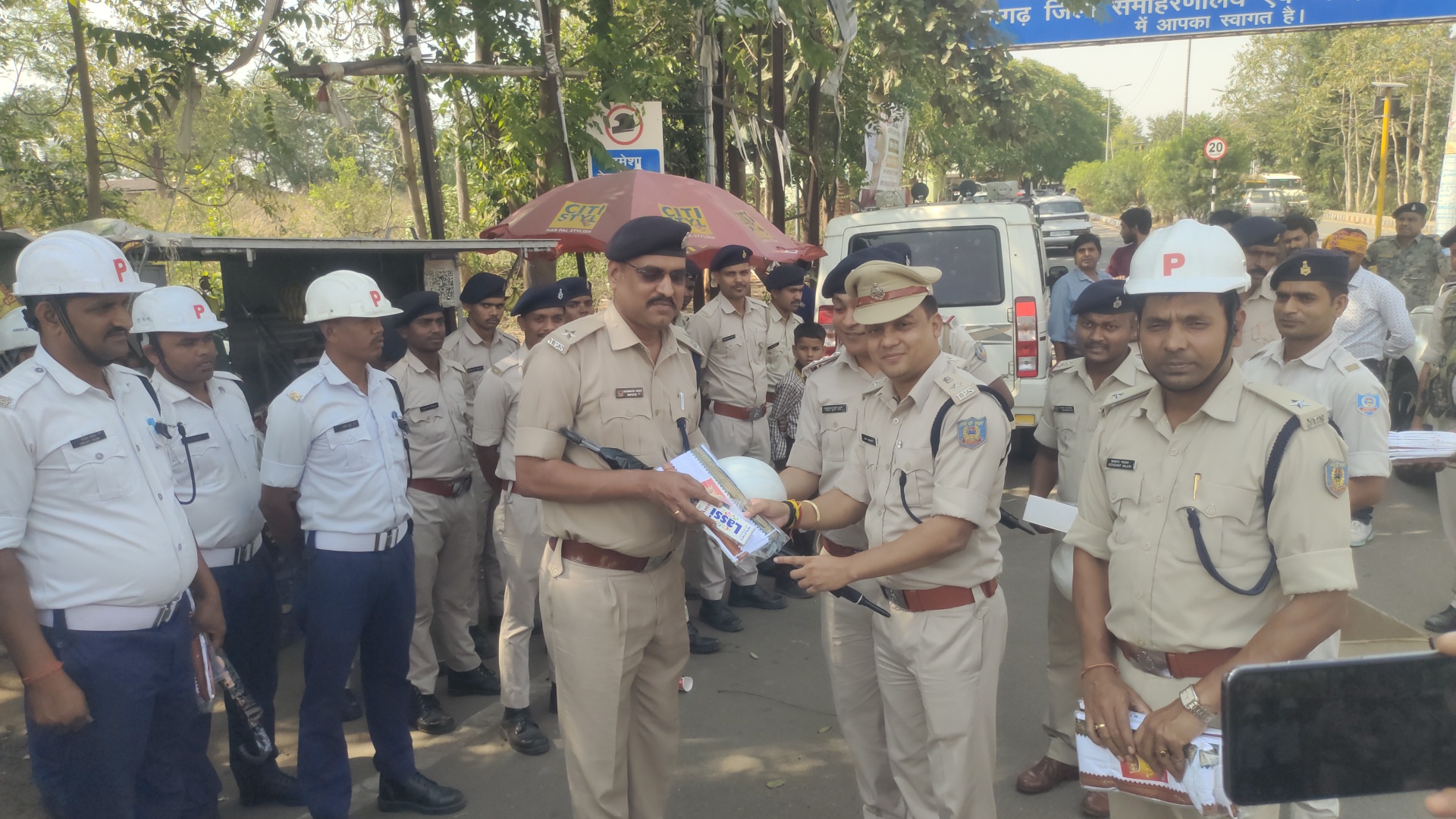 यातायात पुलिस को सामग्री देते एसपी यातायात पुलिस को सामग्री देते एसपी