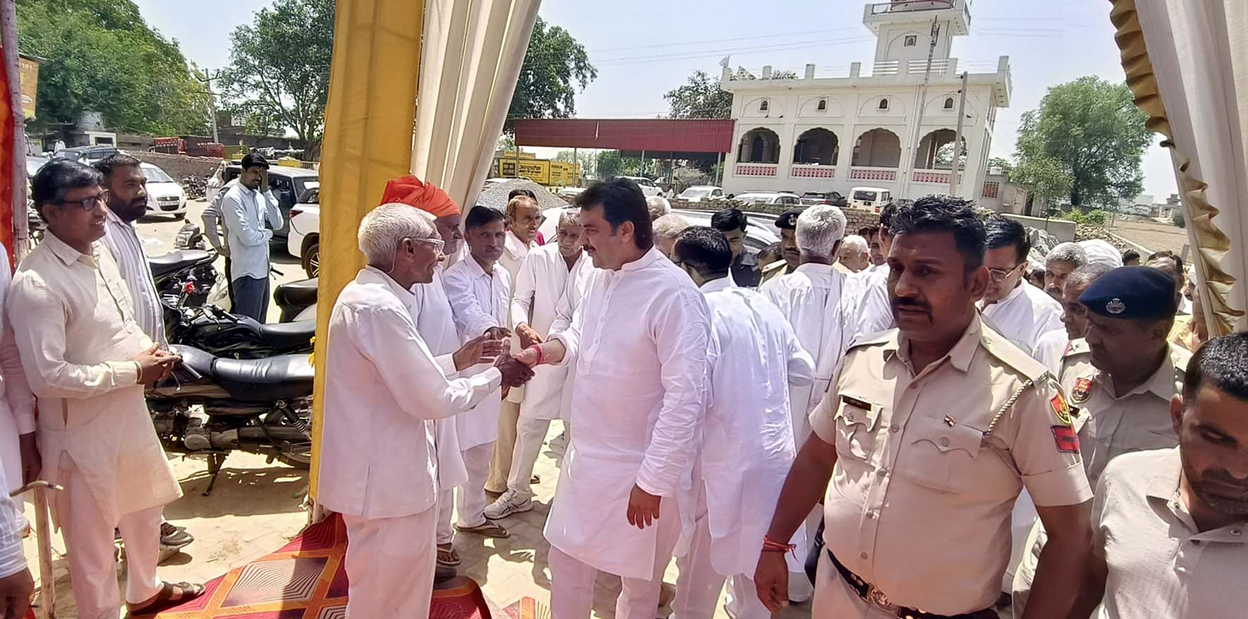 आदमपुर में लोगों से मिलते हुए कुलदीप बिश्नोई। आदमपुर में लोगों से मिलते हुए कुलदीप बिश्नोई।