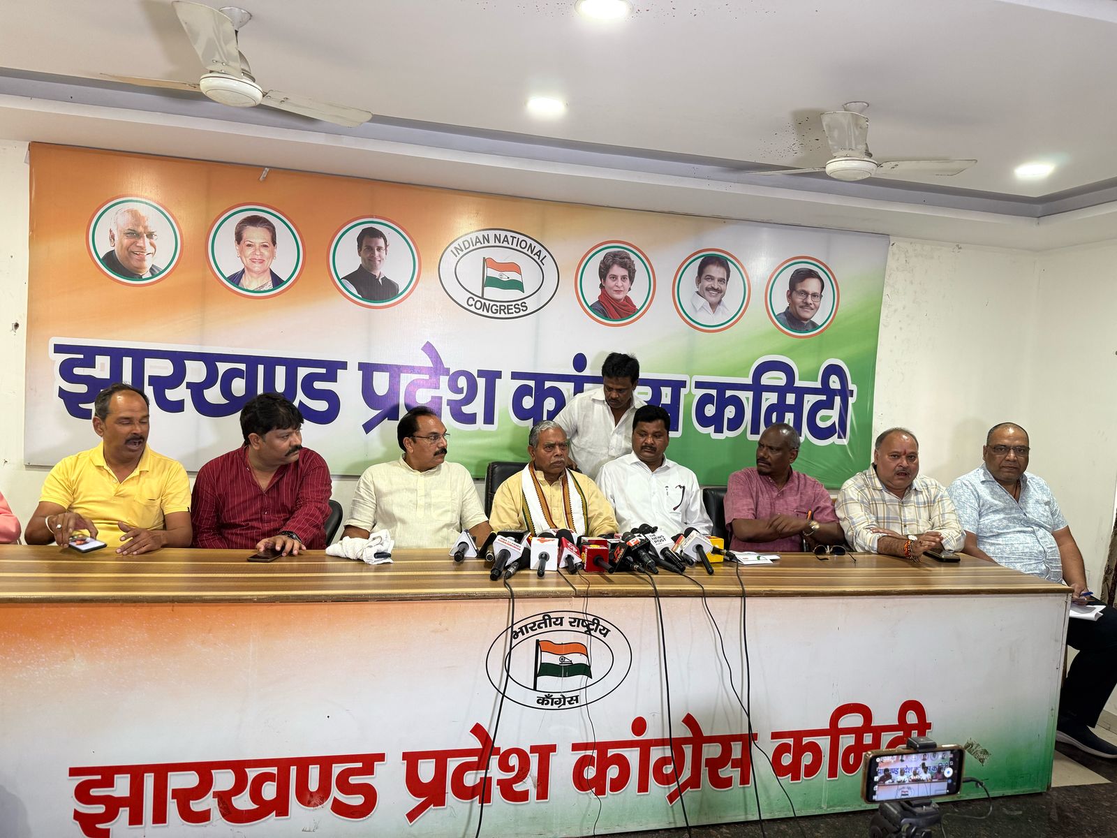 कांग्रेस मुख्यालय में प्रेस वार्ता को संबोधित करते पार्टी के प्रदेश अध्यक्ष की फोटो कांग्रेस मुख्यालय में प्रेस वार्ता को संबोधित करते पार्टी के प्रदेश अध्यक्ष की फोटो