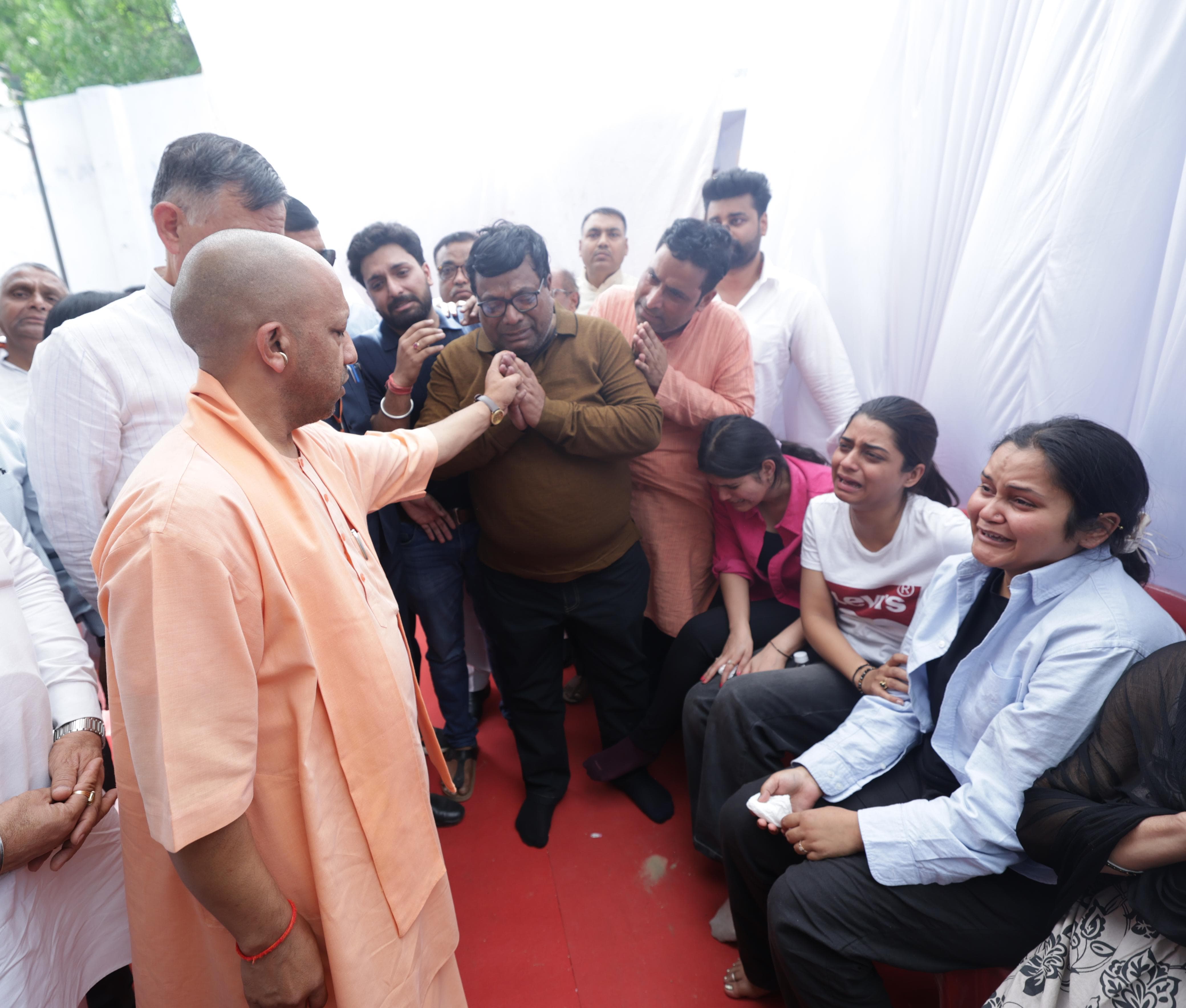 शुभम के परिजनों को सांत्वना देते मुख्यमंत्री योगी शुभम के परिजनों को सांत्वना देते मुख्यमंत्री योगी