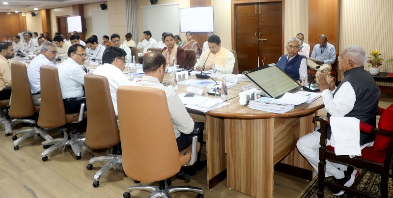 बैठक को संबोधित करते हुए राज्यपाल मंगुभाई पटेल बैठक को संबोधित करते हुए राज्यपाल मंगुभाई पटेल