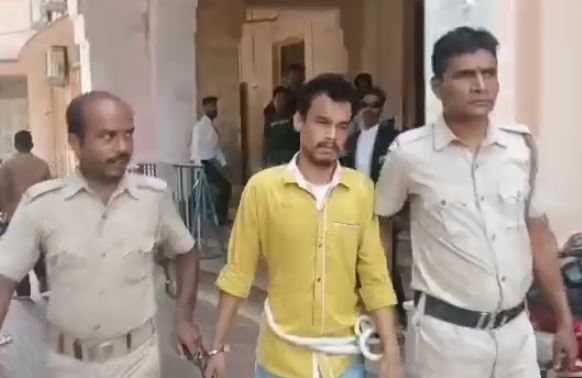 आरोपित युवक को अदालत में पेश करने के लिए ले जाती पुलिस आरोपित युवक को अदालत में पेश करने के लिए ले जाती पुलिस