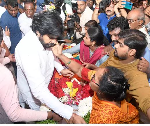 आंध्र प्रदेश के उपमुख्यमंत्री पवन कल्याण आंध्र प्रदेश के उपमुख्यमंत्री पवन कल्याण