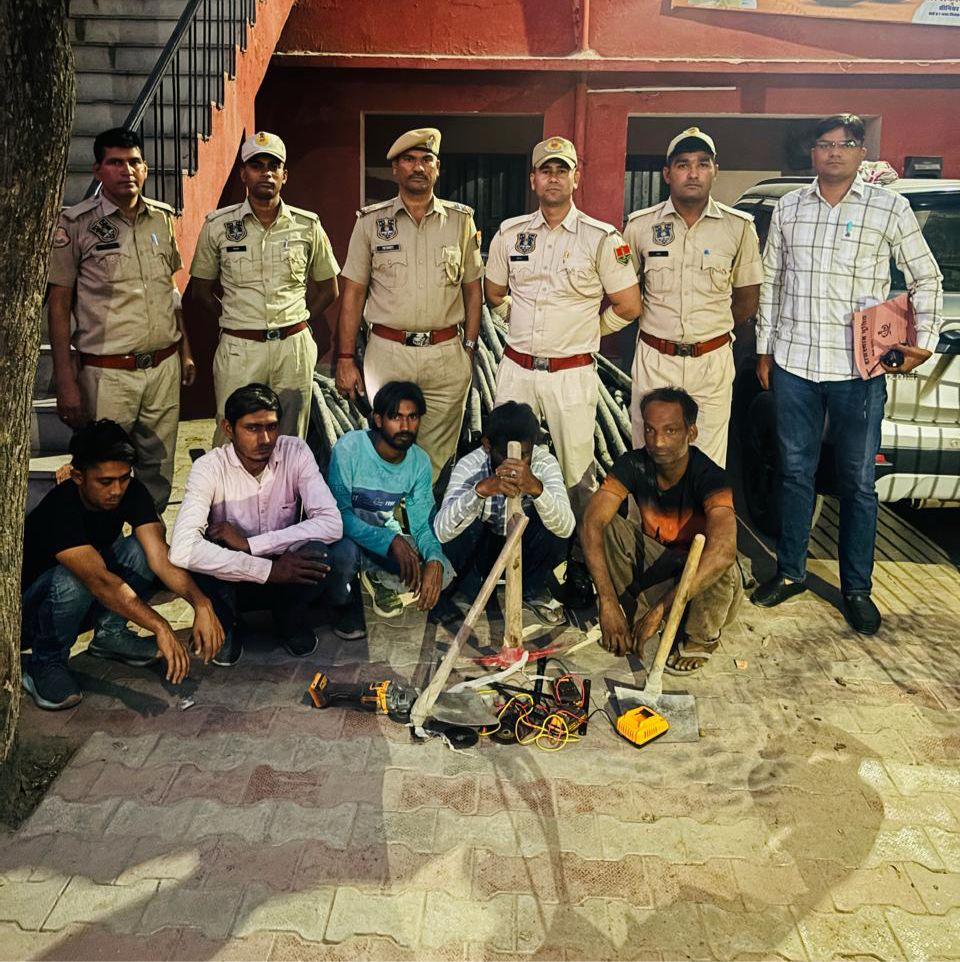 जेसीबी से सड़क खोदकर केबल चोरी कर रही गैंग जेसीबी से सड़क खोदकर केबल चोरी कर रही गैंग