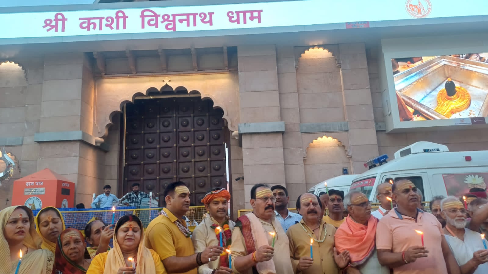 काशी विश्वनाथ धाम के गेट पर मोमबत्ती जला श्रद्धांजलि देते लोग काशी विश्वनाथ धाम के गेट पर मोमबत्ती जला श्रद्धांजलि देते लोग