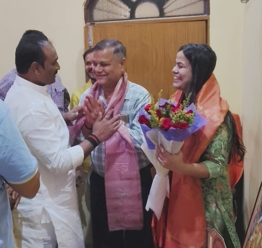 आईएएस में टाप करने वाली प्रयागराज की बेटी शक्ति दुबे को बधाई देते हुए भाजपा महानगर अध्यक्ष संजय गुप्ता का छाया चित्र आईएएस में टाप करने वाली प्रयागराज की बेटी शक्ति दुबे को बधाई देते हुए भाजपा महानगर अध्यक्ष संजय गुप्ता का छाया चित्र